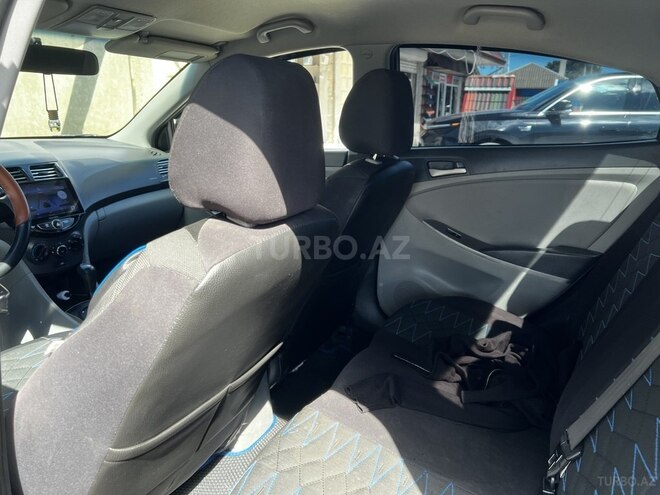 Hyundai Accent-10