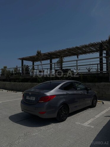Hyundai Accent-4