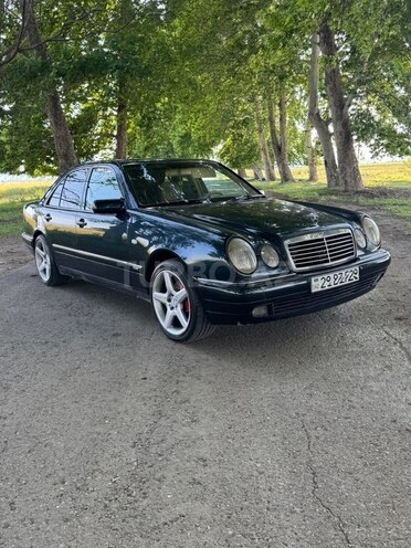 Mercedes E 240-4