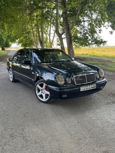 Mercedes E 240-1