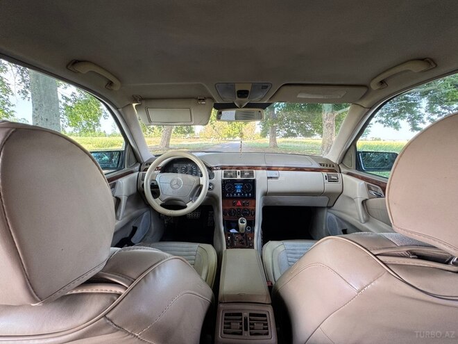 Mercedes E 240-11