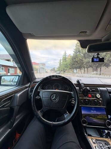 Mercedes E 240-8