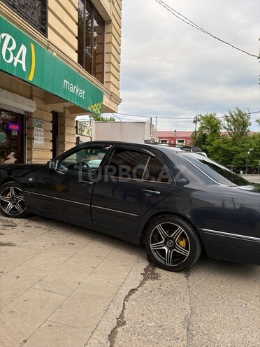 Mercedes E 240-4