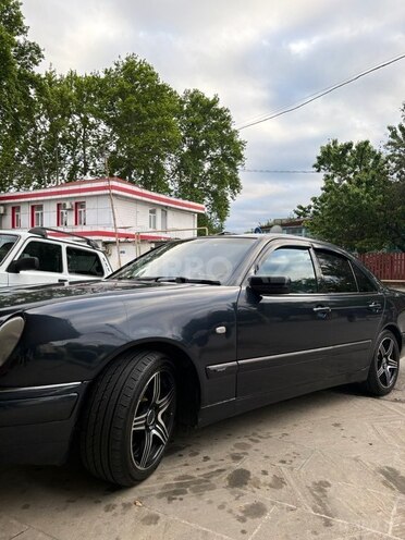 Mercedes E 240-7
