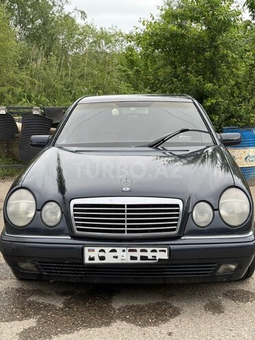 Mercedes E 240-1