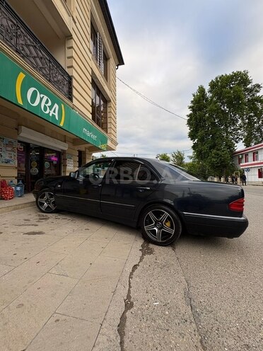 Mercedes E 240-13