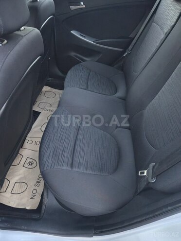 Hyundai Accent-12