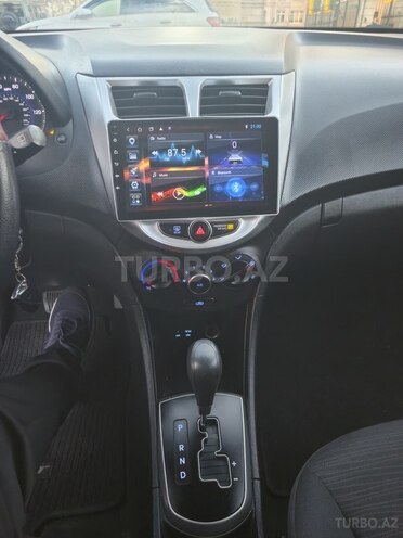 Hyundai Accent-11