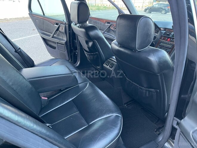 Mercedes E 240-19