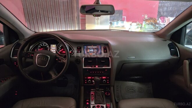 Audi Q7-6