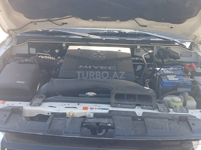 Mitsubishi Pajero-8