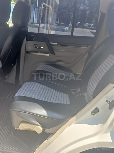 Mitsubishi Pajero-9