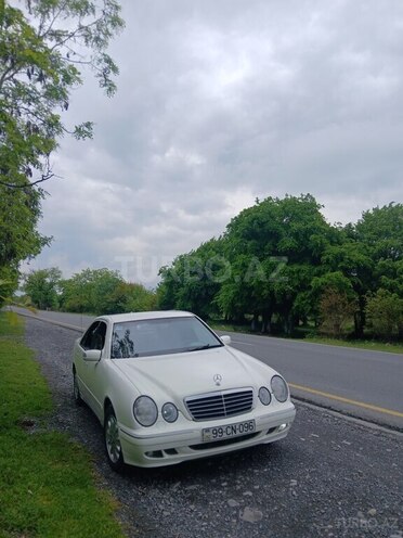 Mercedes E 220-1