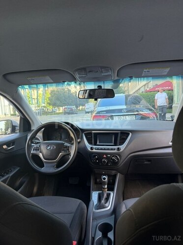 Hyundai Accent-6