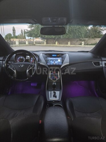 Hyundai Elantra-12