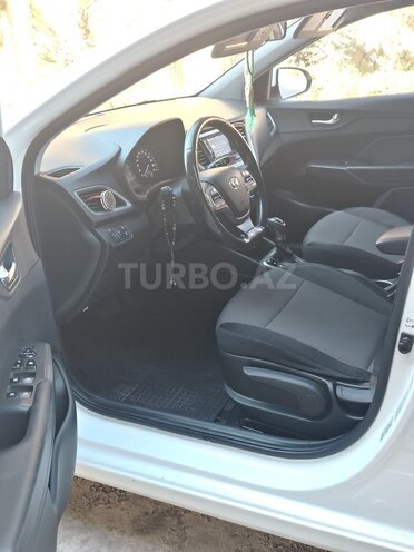 Hyundai Accent-12