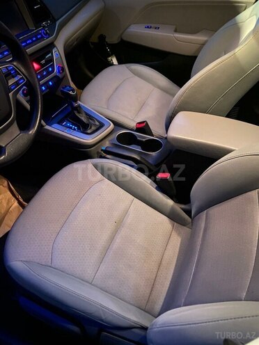 Hyundai Elantra-13