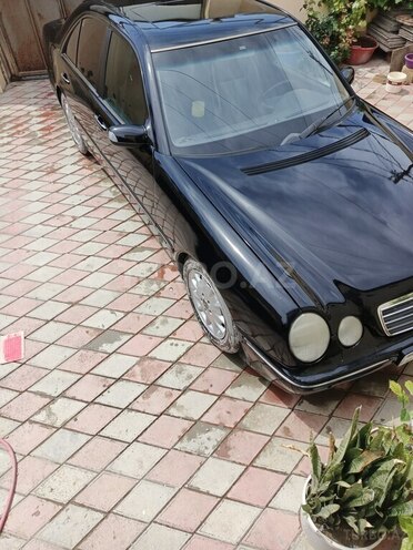 Mercedes E 270-6