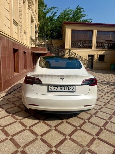 Tesla Model 3-4
