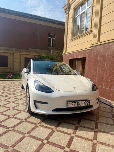 Tesla Model 3-1