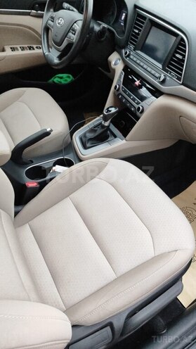 Hyundai Elantra-10