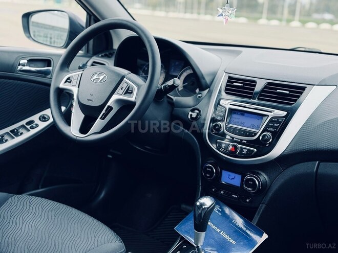 Hyundai Accent-11
