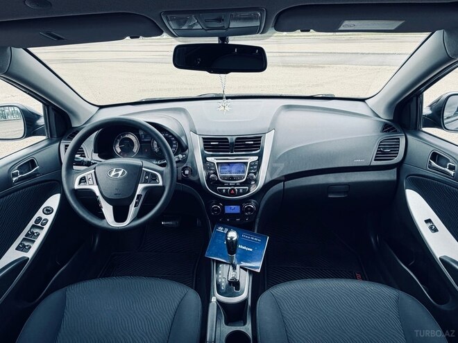 Hyundai Accent-12