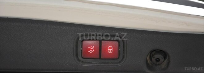 Mercedes E 300 4MATIC-10