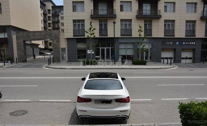 Mercedes E 300 4MATIC-7