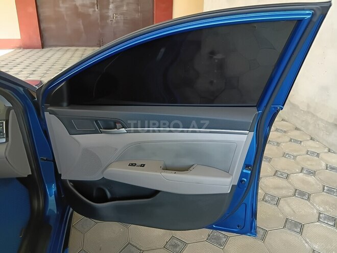 Hyundai Elantra-13