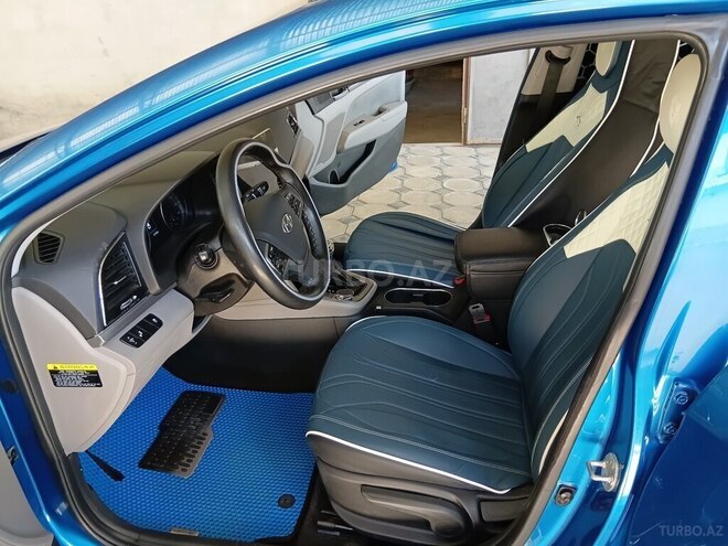 Hyundai Elantra-12