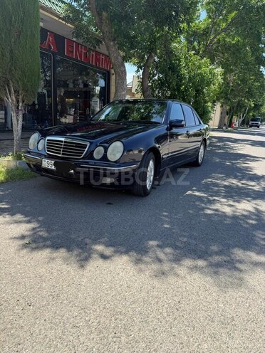 Mercedes E 270-1