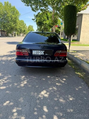 Mercedes E 270-3