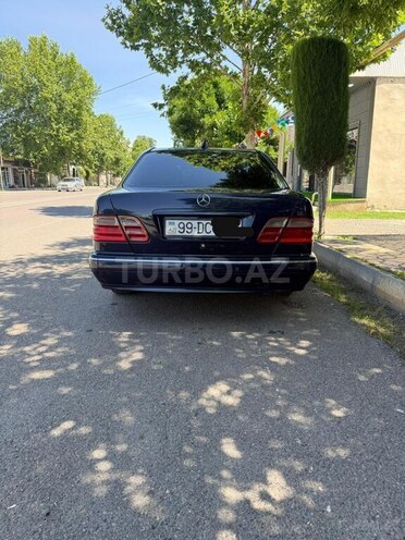 Mercedes E 270-6