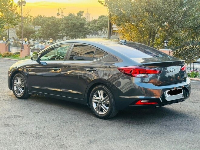 Hyundai Elantra-2