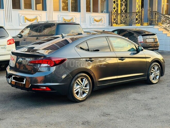 Hyundai Elantra-6