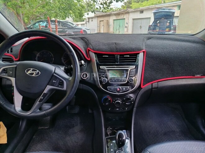 Hyundai Accent-11