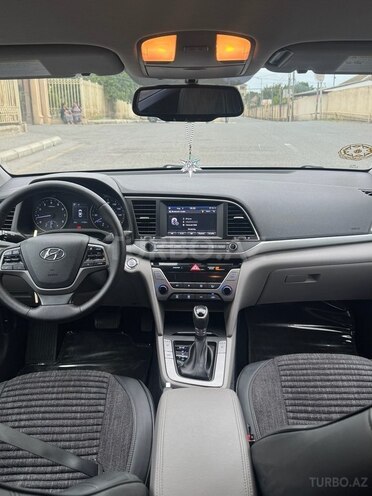 Hyundai Elantra-12