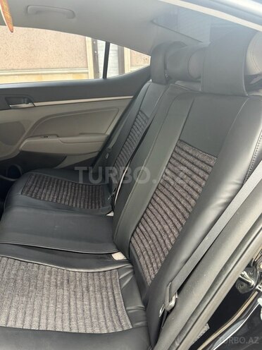 Hyundai Elantra-9