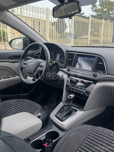 Hyundai Elantra-11
