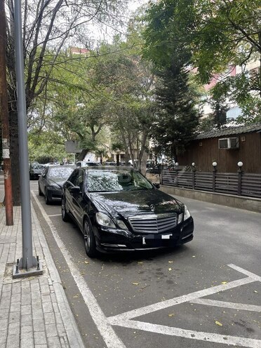 Mercedes E 220-11