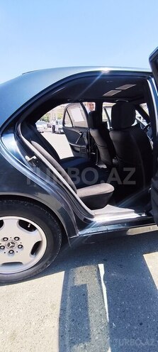 Mercedes E 240-13