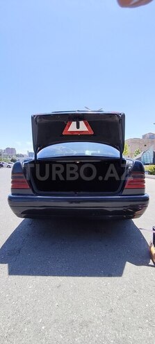 Mercedes E 240-16