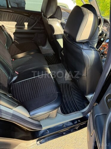 Mercedes E 220-11