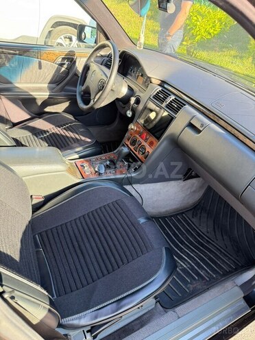 Mercedes E 220-12