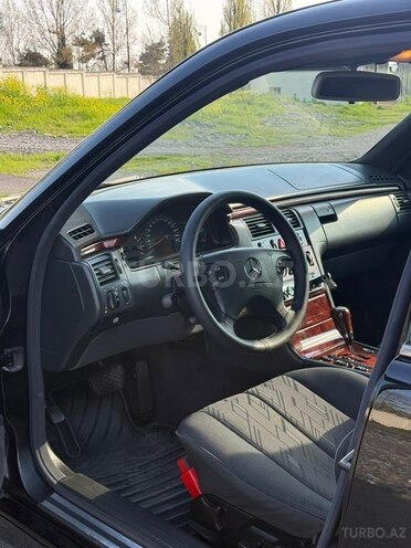 Mercedes E 270-5