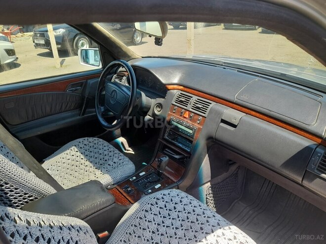 Mercedes E 290-6