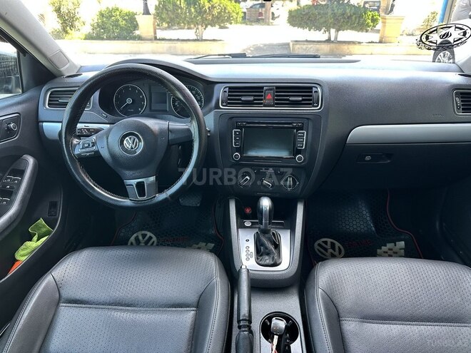 Volkswagen Jetta-12