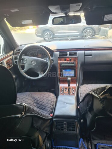 Mercedes E 240-4