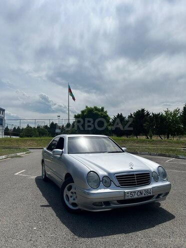 Mercedes E 220-1